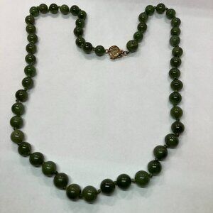 SIGNED RIS 14K YELLOW GOLD CLASP HAND KNOTTED JADE GEMSTONE BEAD NECKLACE 21"